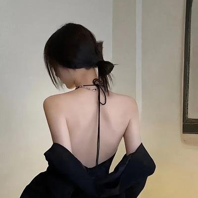 高墙、黑色与帅小伙